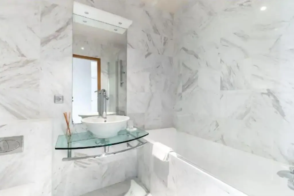 Avenue Montaigne Luxury Apartment 2Br 4P Paryż Francja