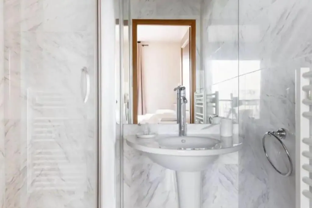Avenue Montaigne Luxury Apartment 2Br 4P Paryż