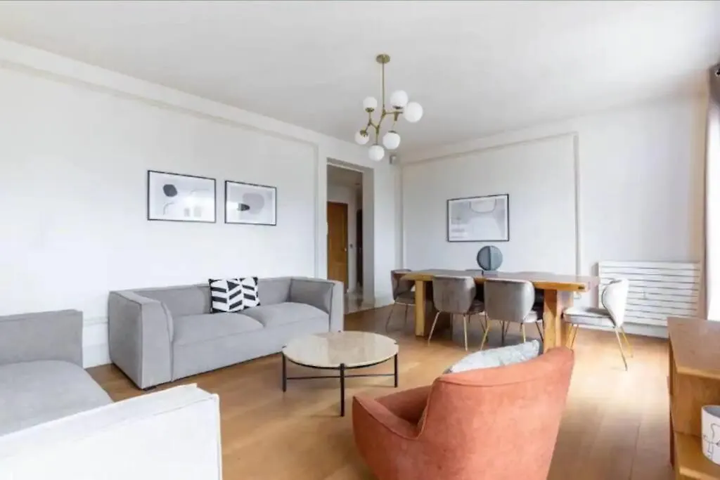Avenue Montaigne Luxury Apartment 2Br 4P Paryż