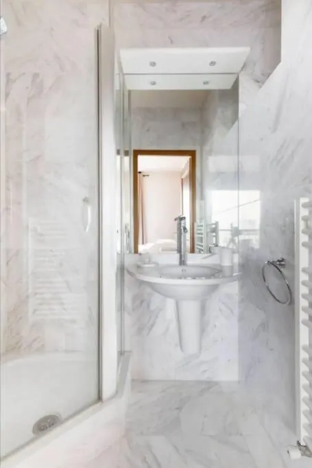 Avenue Montaigne Luxury Apartment 2Br 4P Paryż